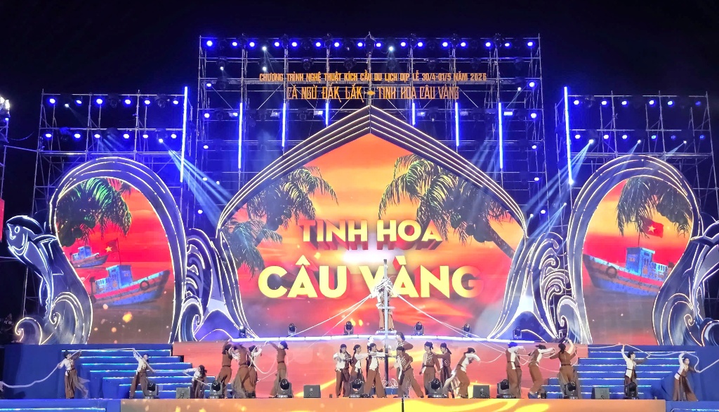 Tiết mục nghệ thuật tái hiện hành trình vươn khơi, bám biển của ngư dân.